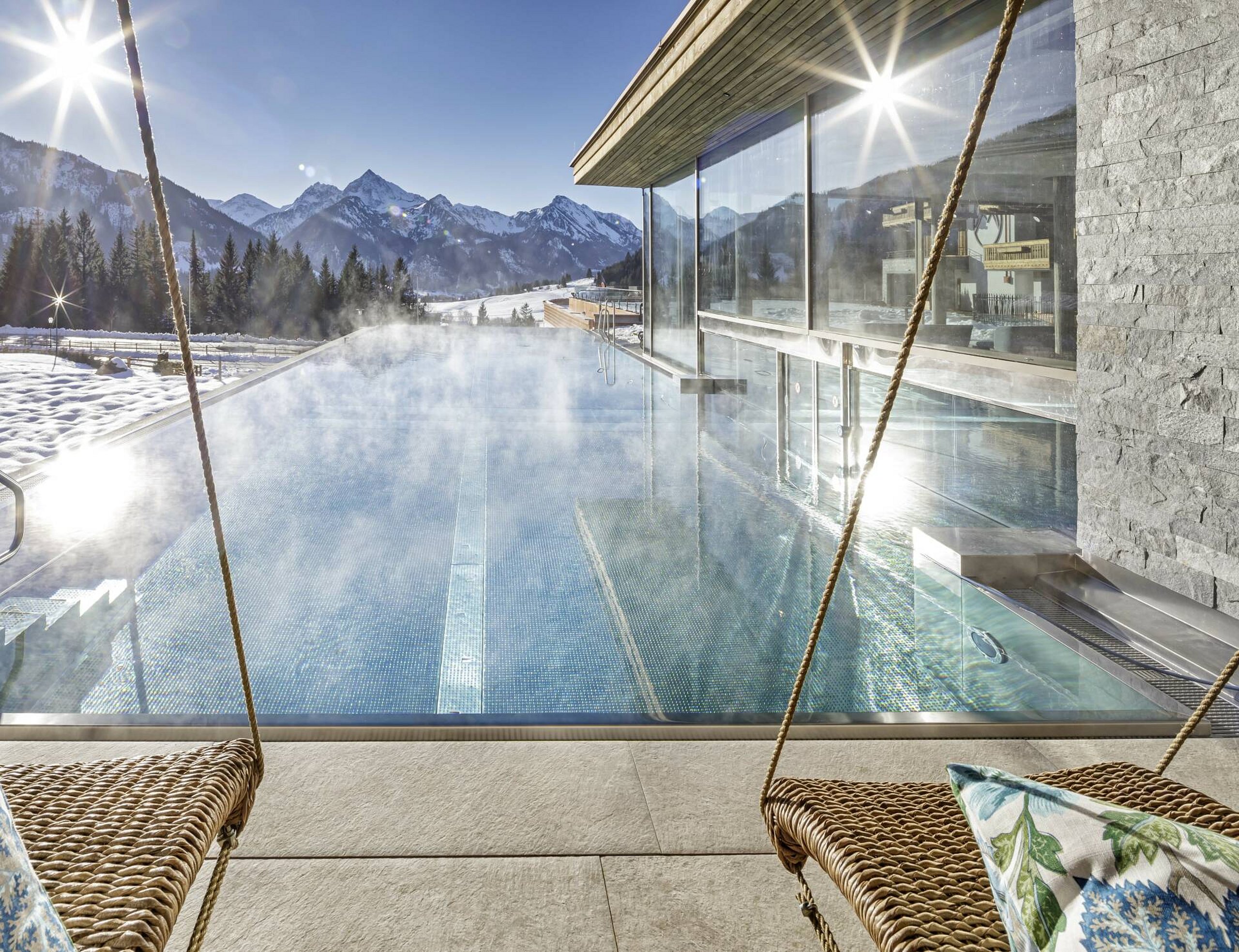 Pool in Winterlandschaft im Hotel Bergblick